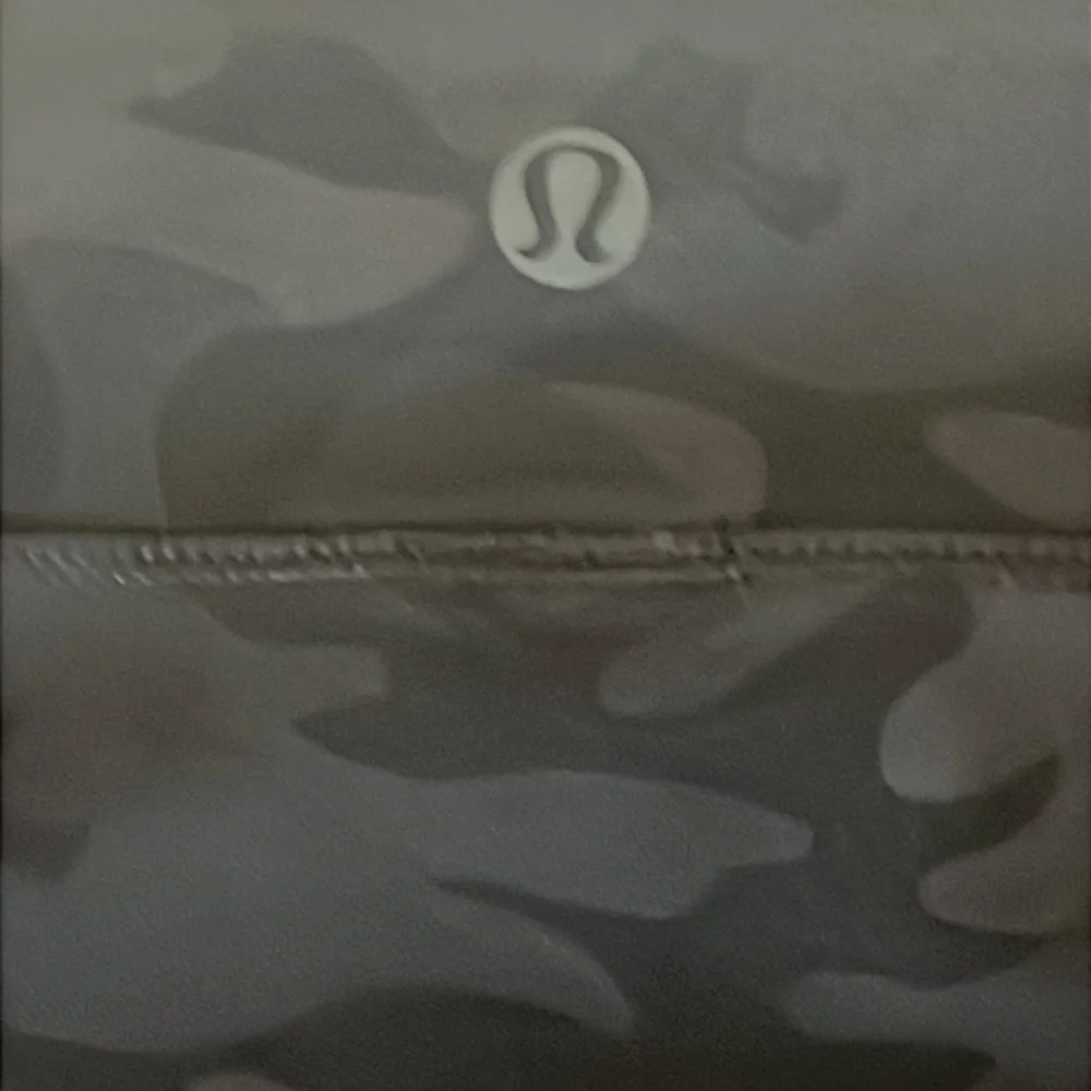 LULULEMON Athletica Black and‎ Gray Camouflage Hi Lo City Women’s Mini Skirt
